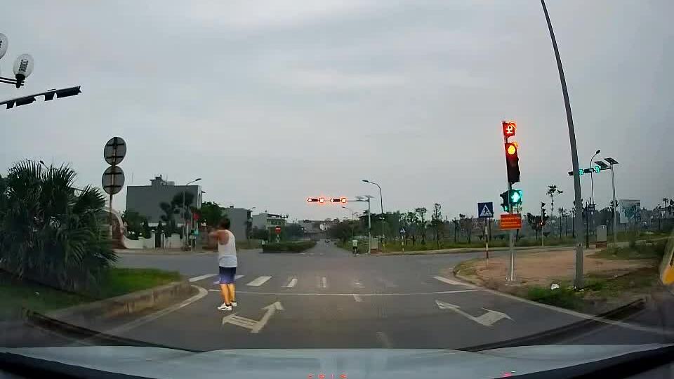 Người đàn ông đứng giữa đường tập thể dục