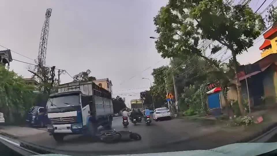 Người đàn ông thoát chết dưới gầm ôtô