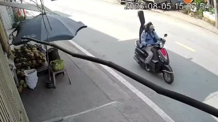 Người đi xe máy mắc vào sau xe tải ngã lăn ra đường