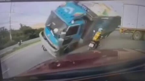 Người điều khiển xe máy thoát chết trong vụ tai nạn với xe tải mất lái