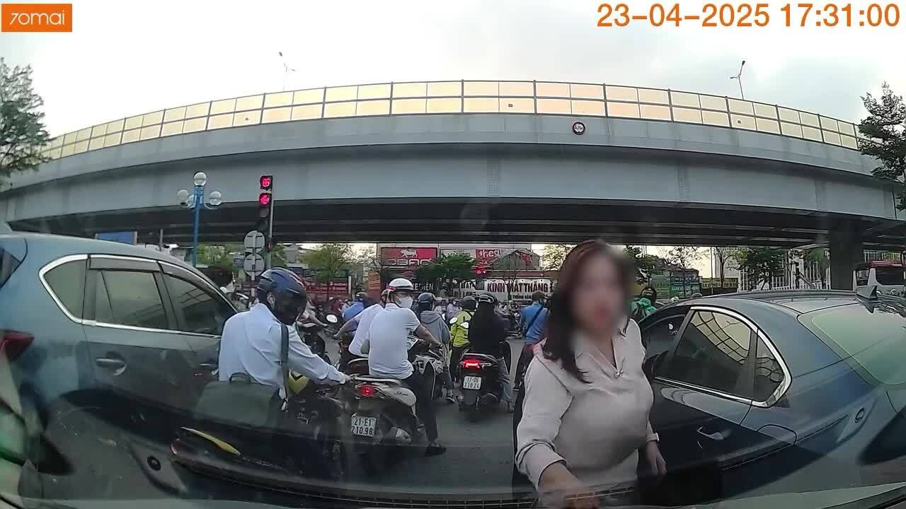 Người phụ nữ để xe trôi xuống xe đập nắp ca-pô xe sau