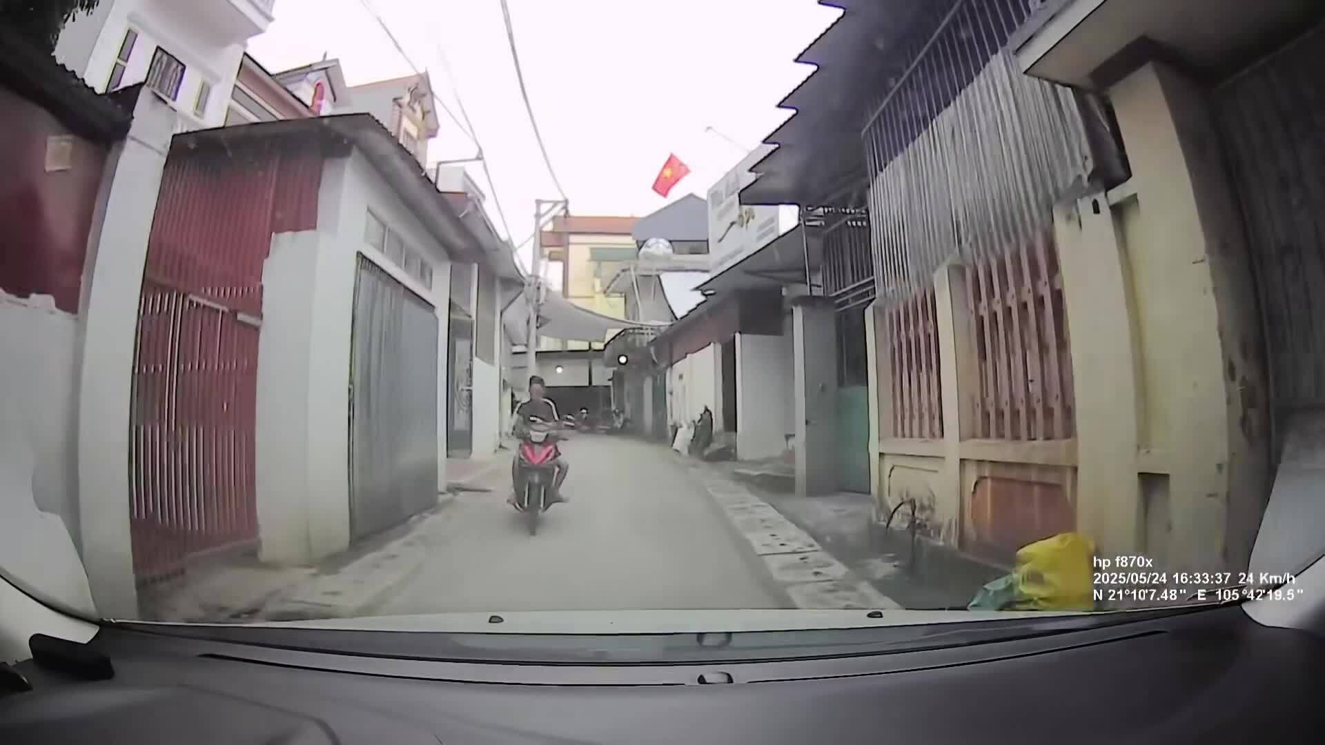Người đi xe máy không chú ý đường do sử dụng điện thoại