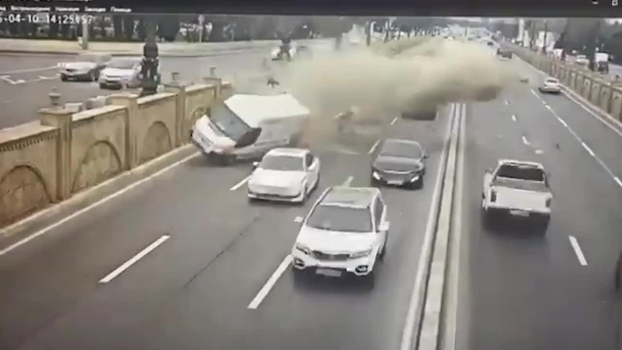 Xe ô tô bay như tên lửa xuyên qua đường phố