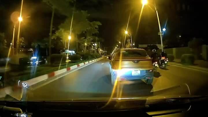 Ôtô đánh võng tạt đầu hàng loạt xe trên đường