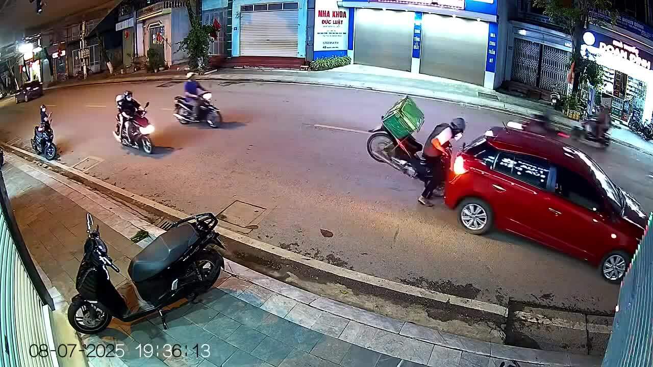 Ôtô dừng giữa đường bị xe máy húc từ phía sau - xe nào sai?