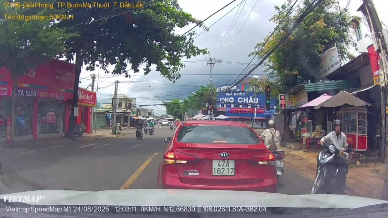 Ôtô dừng giữa đường chặn lối xe đi phía sau