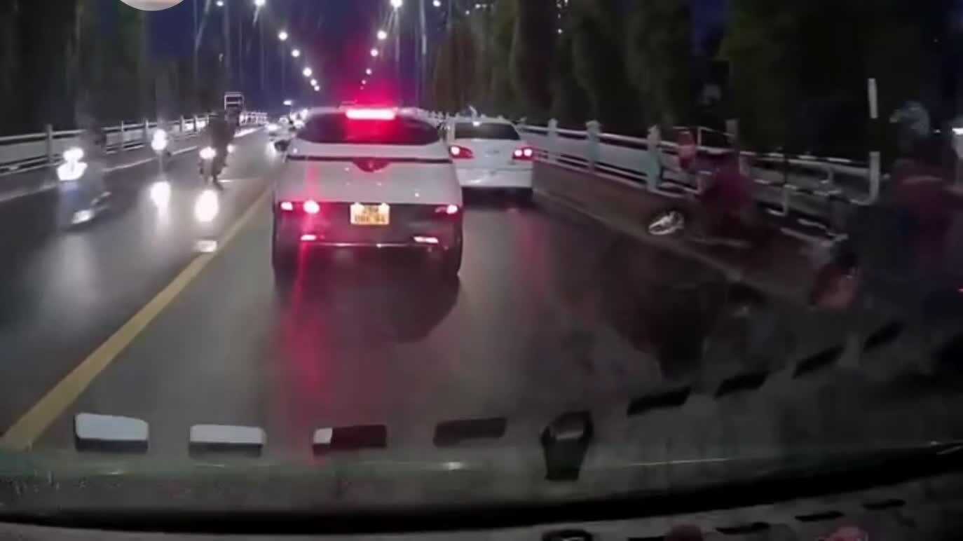 Ôtô hất ngã người đi xe máy rồi bỏ đi