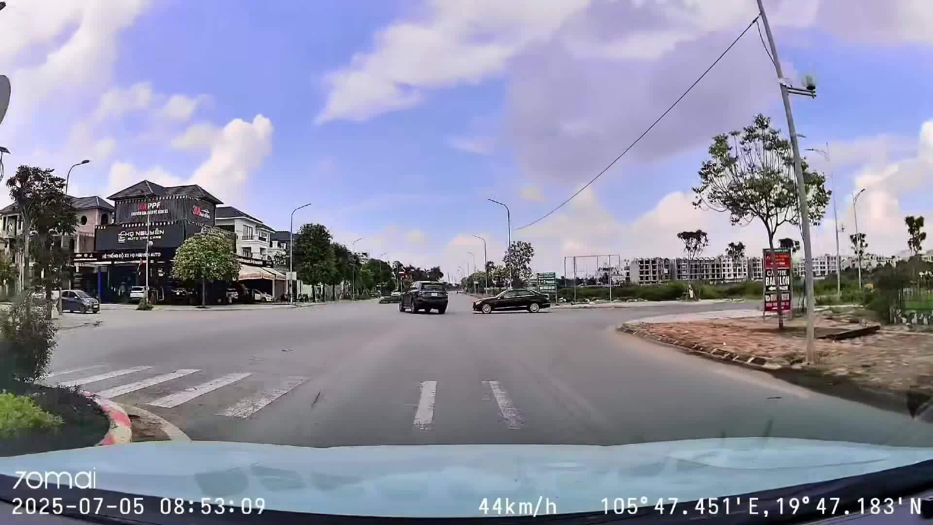 Ôtô lao sang đường ngược chiều để tránh tai nạn