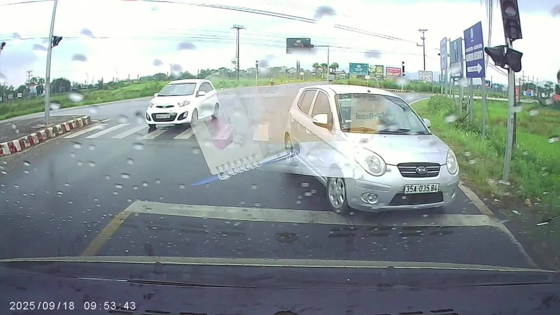 Xe ô tô lao vào đường ngược chiều chặn lối xe đi đúng chiều
