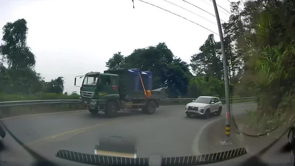 Ôtô suýt va chạm khi vượt ẩu trên đèo Tam Đảo