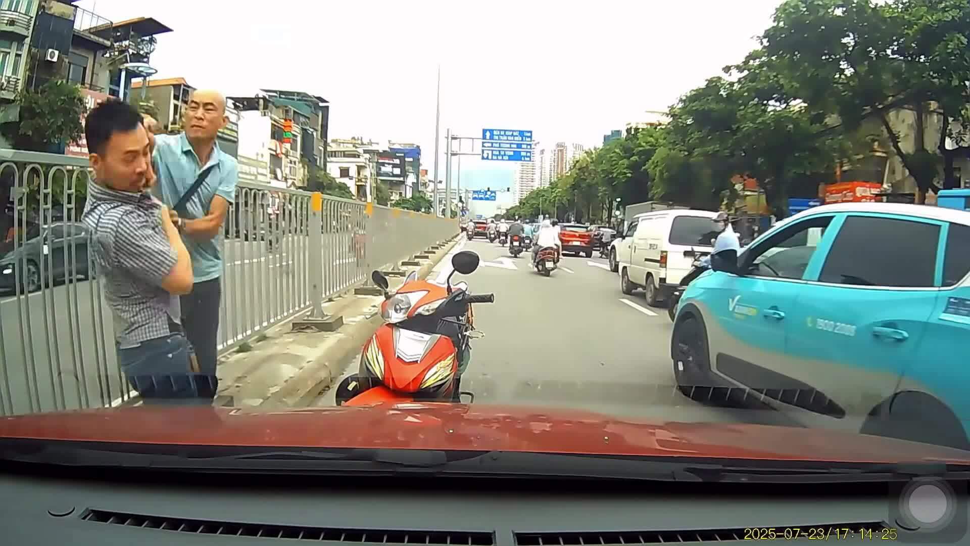 Ôtô xe máy va chạm, hai người đàn ông gây gổ giữa đường