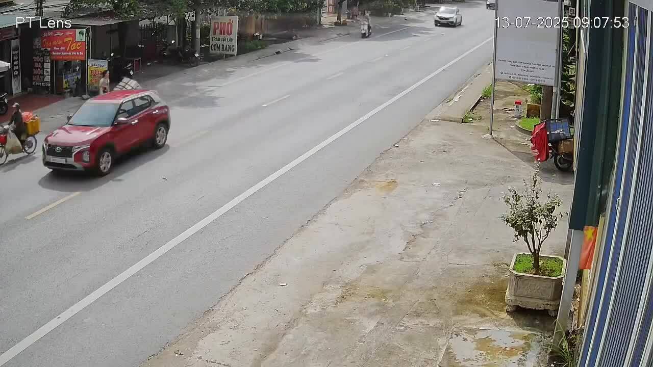 Ôtô xô ngã người đi xe máy