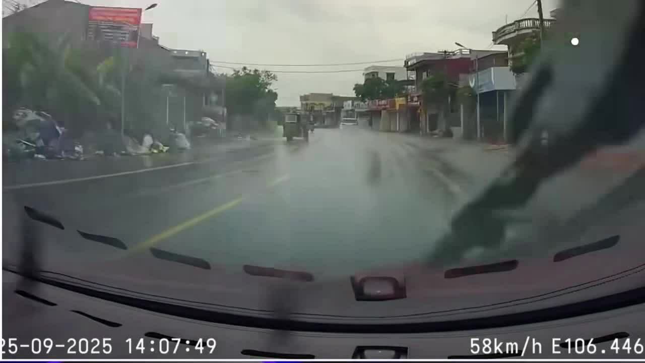 Phóng ẩu trong mưa, Futuner bị lật ngang