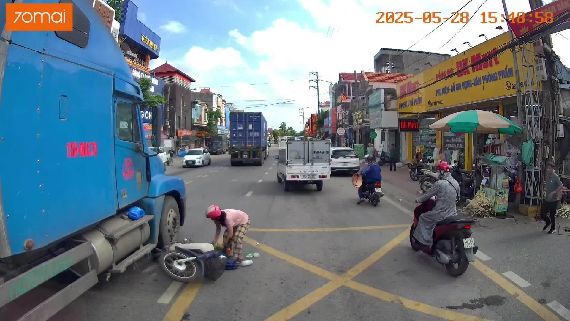 Nguy hiểm từ điểm mù xe container