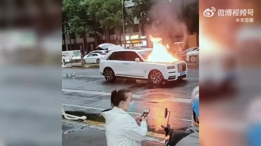 Chiếc SUV Hạng Sang Bốc Cháy Giữa Đường Phố