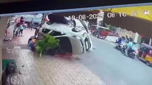 Tài xế lùi xe chèn lật ôtô khác 