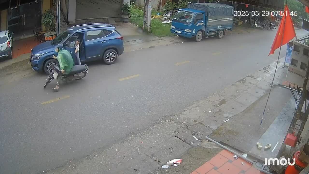 Tài xế mở cửa bất cẩn làm người đi xe máy bị thương