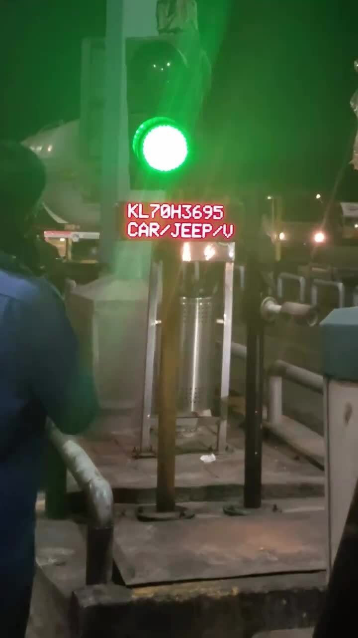 Tài xế quyết không trả tiền ở trạm thu phí, biểu tình 9,5 giờ