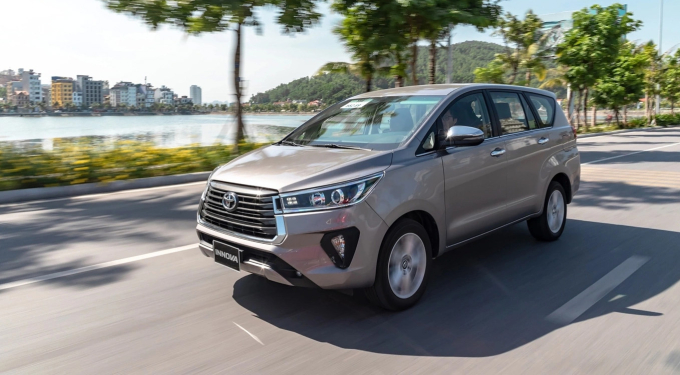 Mẫu Innova số tự động lăn bánh tại Việt Nam.