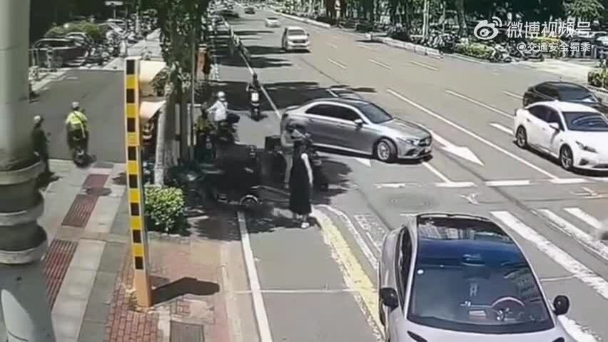 Cuộc xô xát giữa nữ tài xế ô tô và người đi xe máy sau va chạm nhẹ