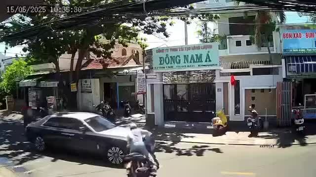Va chạm với xe siêu sang, người đi xe bỏ chạy