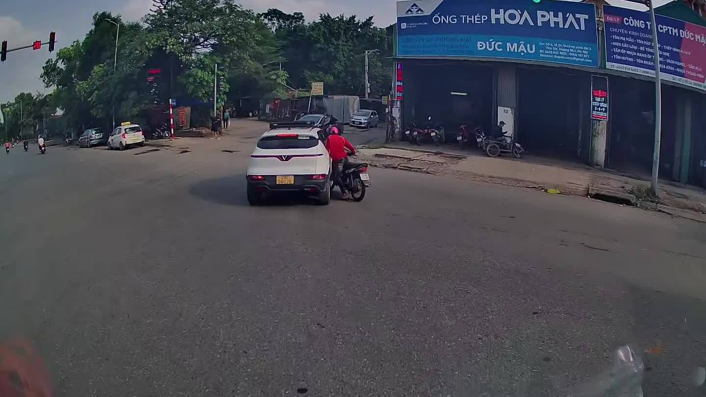 Nam thanh niên vượt đèn đỏ đâm vào ô tô