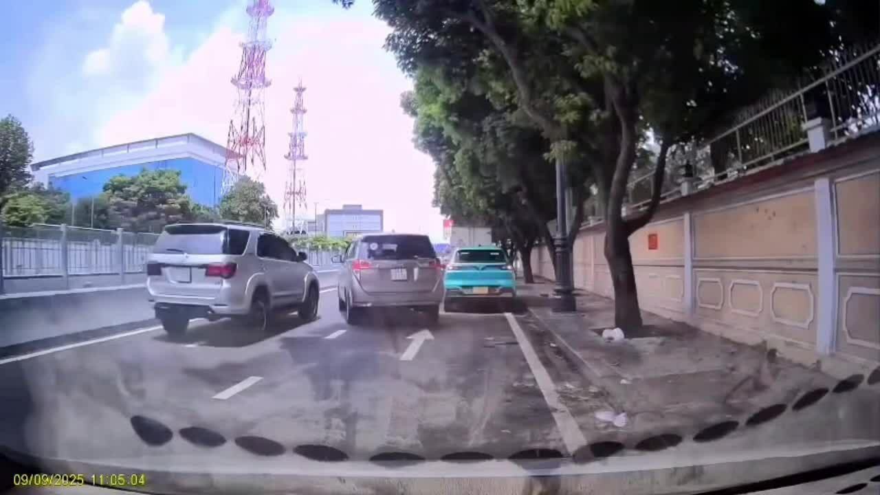 Xe 7 chỗ lật ngang sau va chạm nhẹ