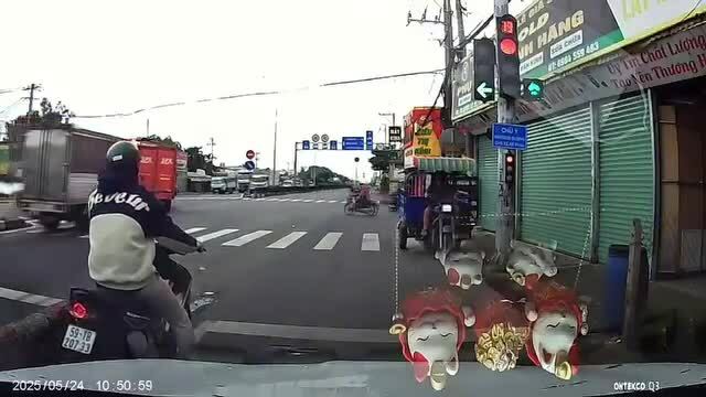 Xe ba gác đi ngược chiều chặn đầu ôtô 