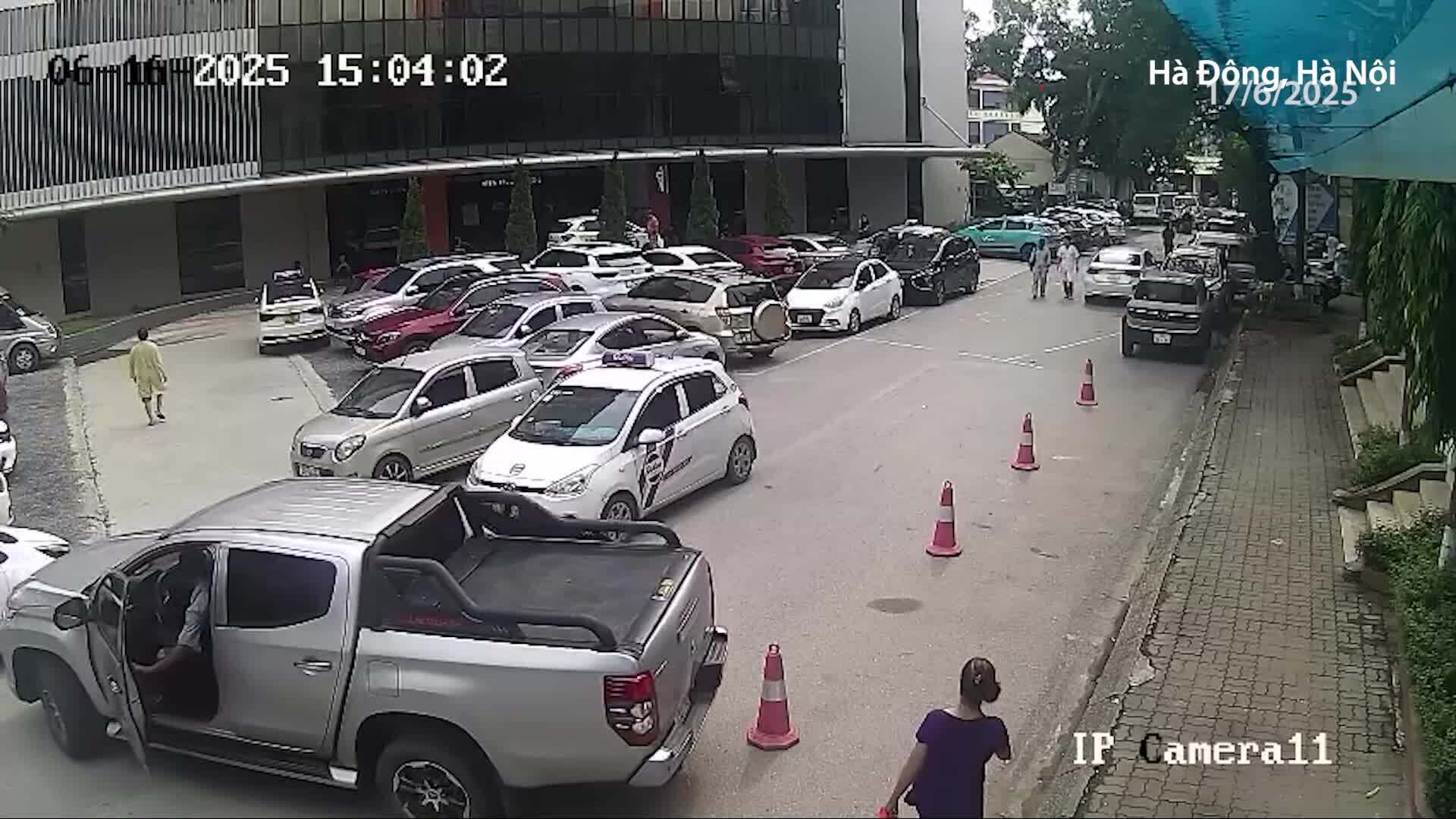 Xe bán tải mở cửa lùi trúng người trong bệnh viện