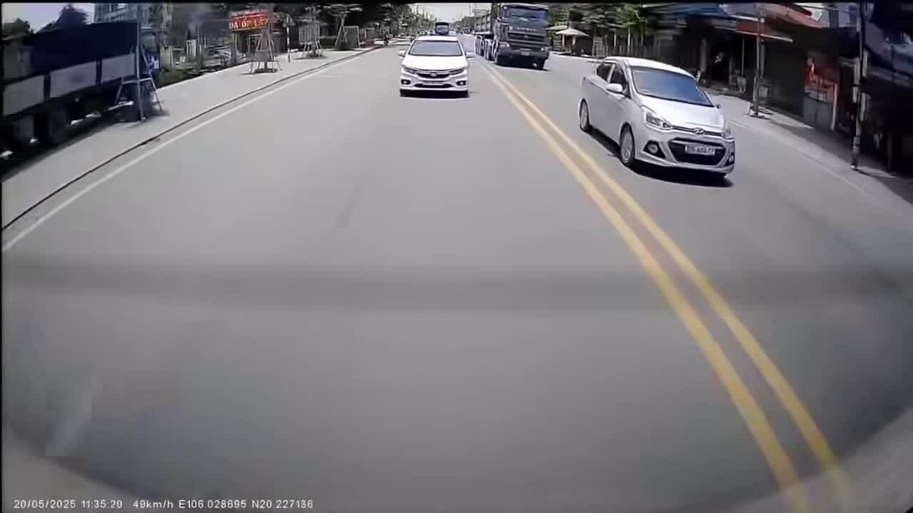 Xe ben đè vạch đi ngược chiều đường