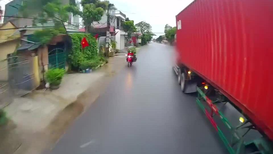 Xe con vượt xe container suýt gây tai nạn