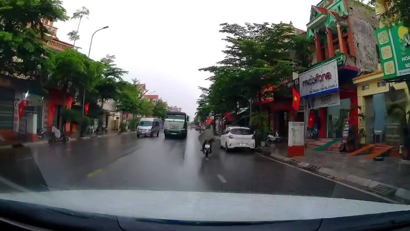 Xe đầu kéo lấn làn đi ngược chiều ép xe con vào lề đường
