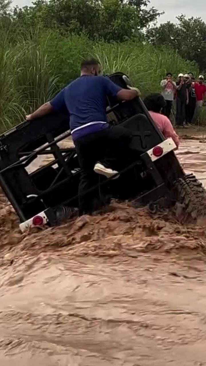 Xe địa hình bị lũ cuốn trôi khi qua sông