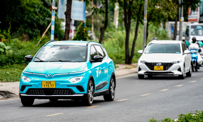 Xe chạy dịch vụ biển vàng trên đường phố Sài Gòn.