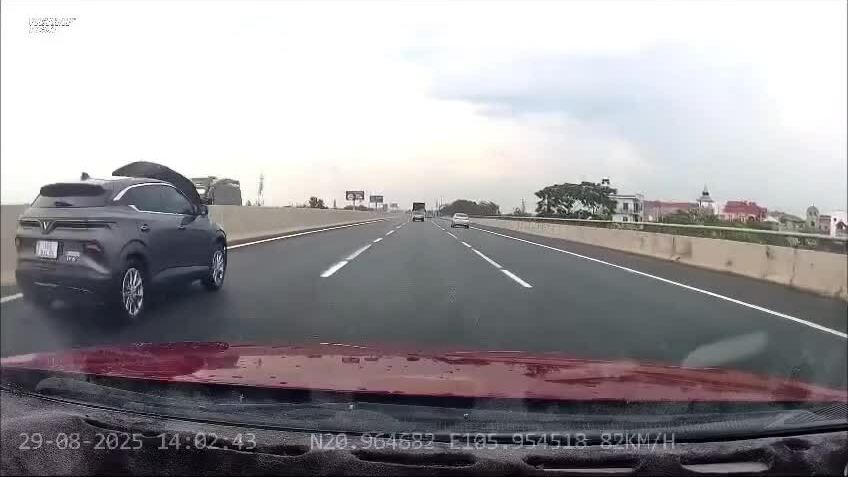 Xe điện 'mù tạm thời' trên cao tốc do nắp ca-pô bật tung