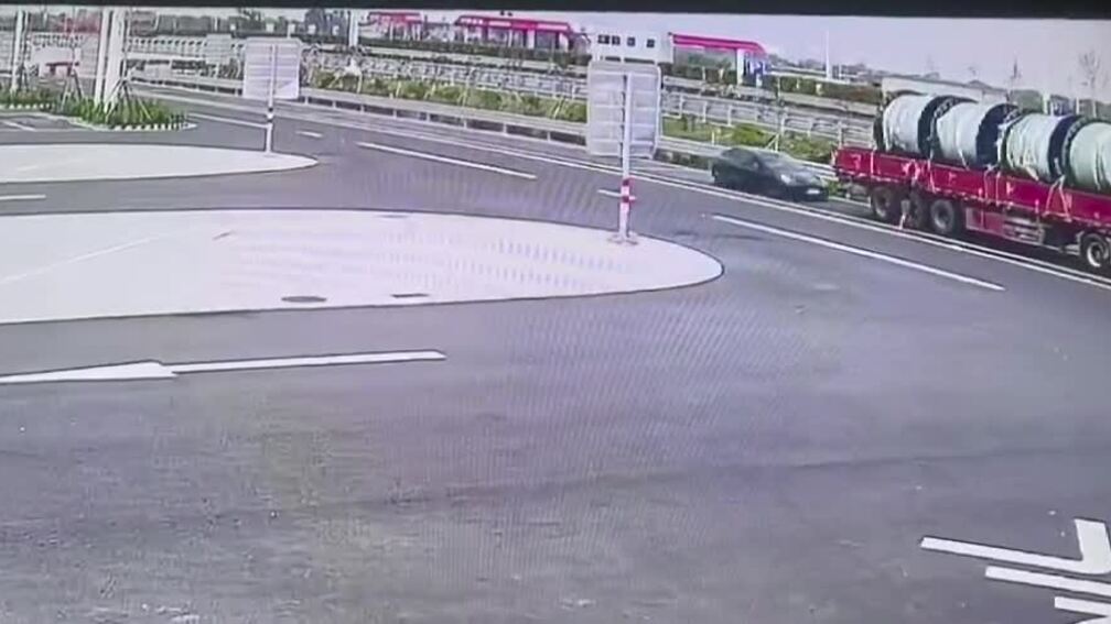 Tai nạn giữa xe điện và xe tải