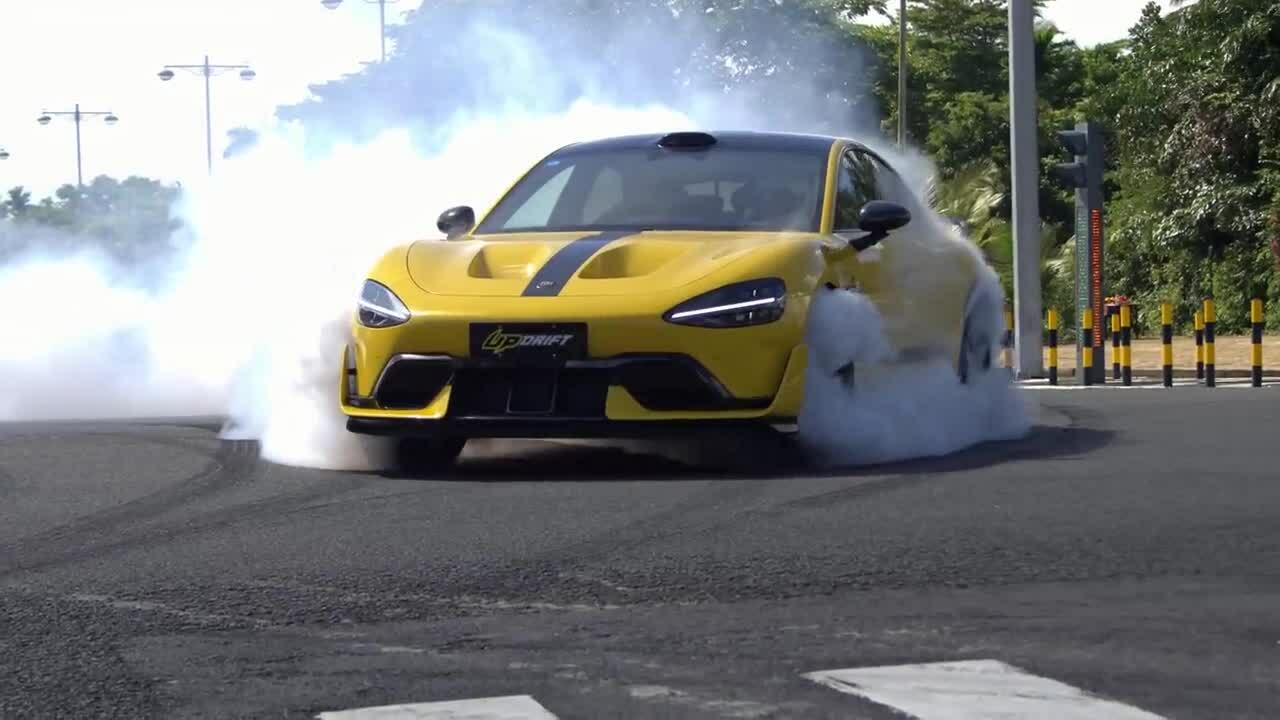 Xe điện SU7 Ultra drift phong cách Gymkhana