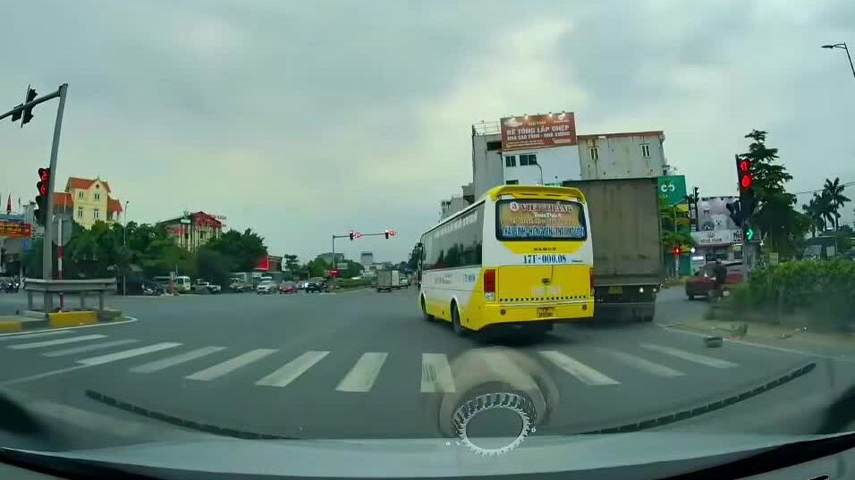 Xe khách đâm vào xe tải ở ngã tư