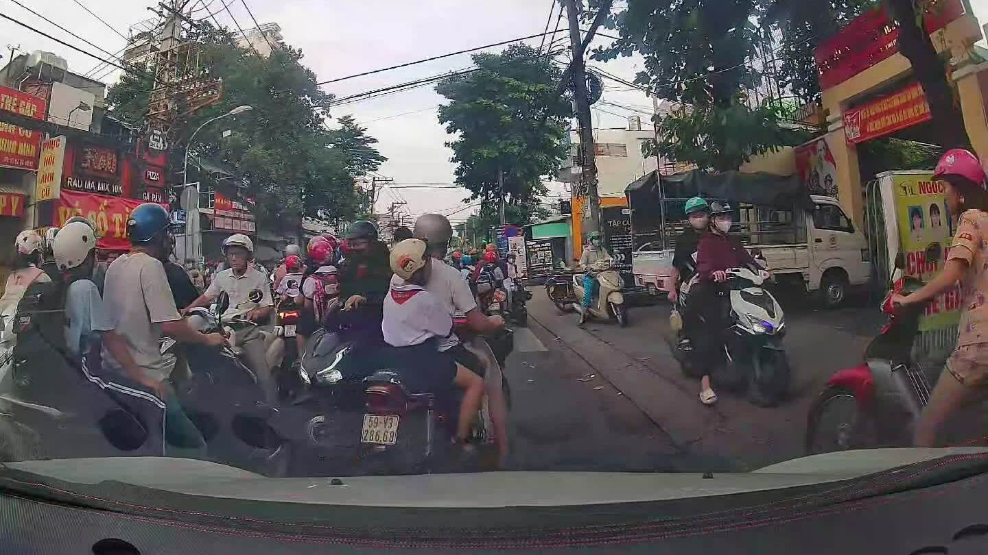 Xe máy chiếm toàn bộ làn đường ngược chiều