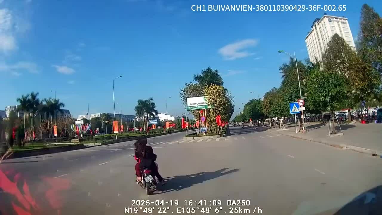 Xe máy chở ba người phụ nữ tạt đầu ôtô tốc độ cao