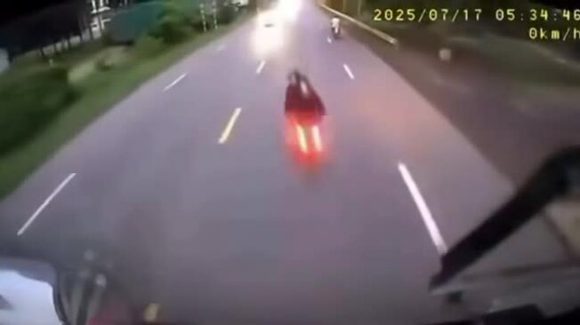 Xe máy chở hai người lao thẳng vào đầu ôtô