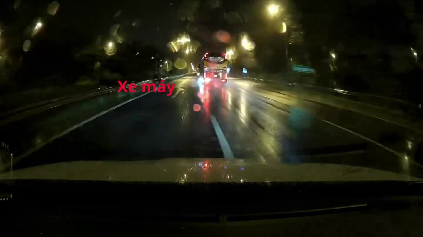Xe máy đi ngược chiều đại lộ trong đêm mưa
