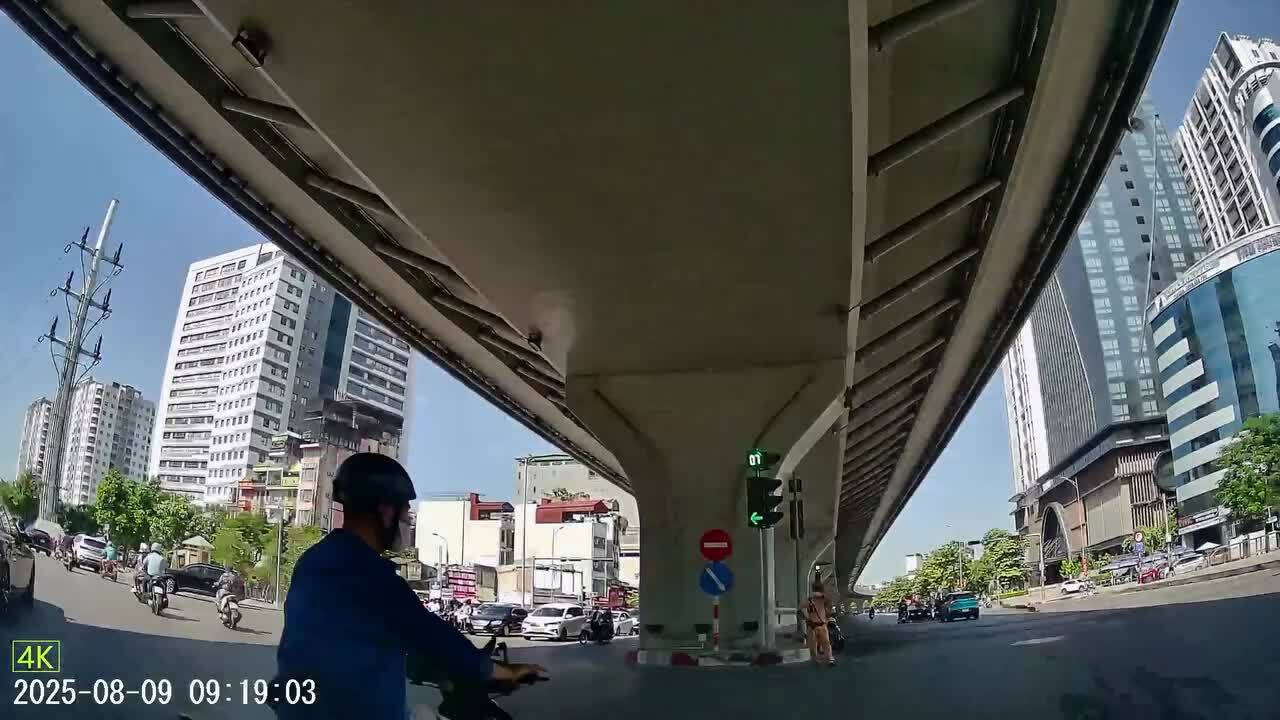 Xe máy đi sai làn, vượt đèn đỏ và tạt đầu ôtô 