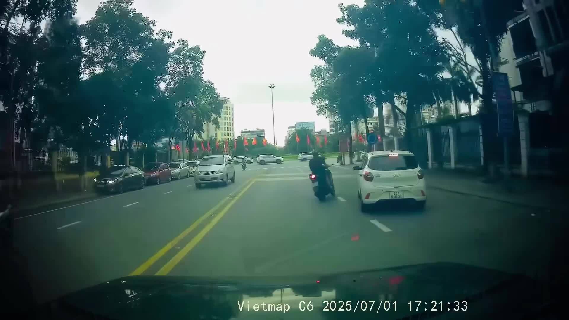 Xe máy sang ngang đường ép ôtô vào lề