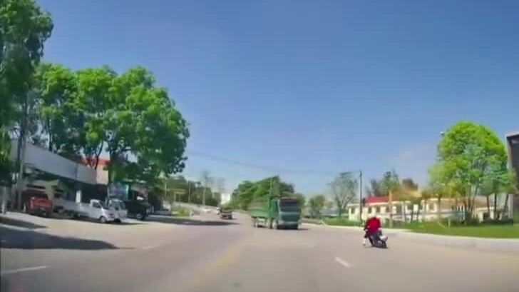 Xe máy tông 'đúp' khi phóng nhanh trong giao lộ
