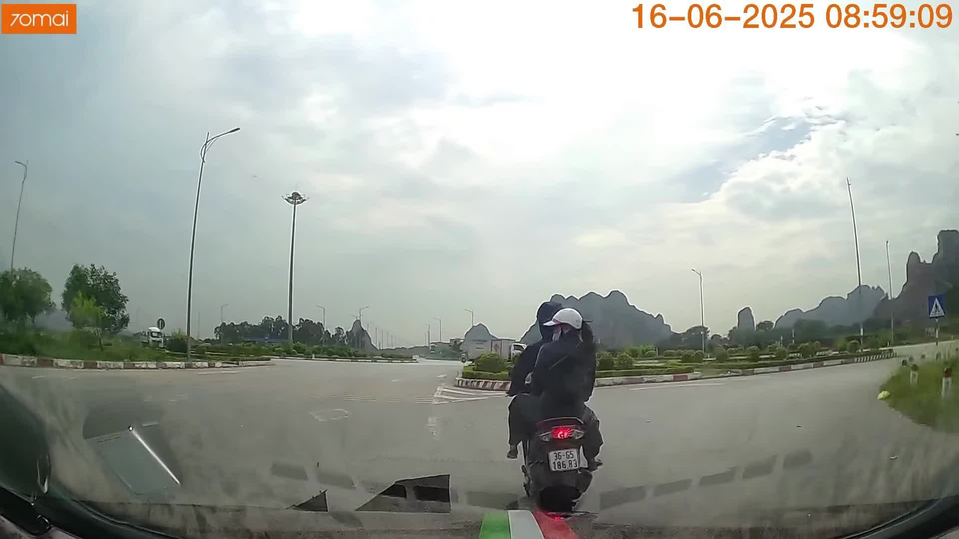 Xe máy va chạm rách đầu ôtô rồi bỏ đi
