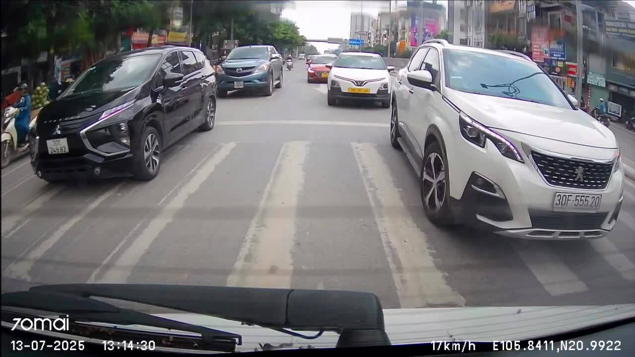 Xe ô tô màu trắng lấn làn gây tai nạn