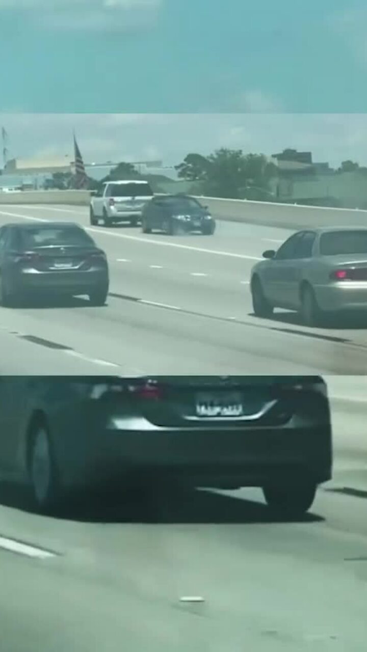 Xe Saab bị SUV kéo trên đường cao tốc ở Houston