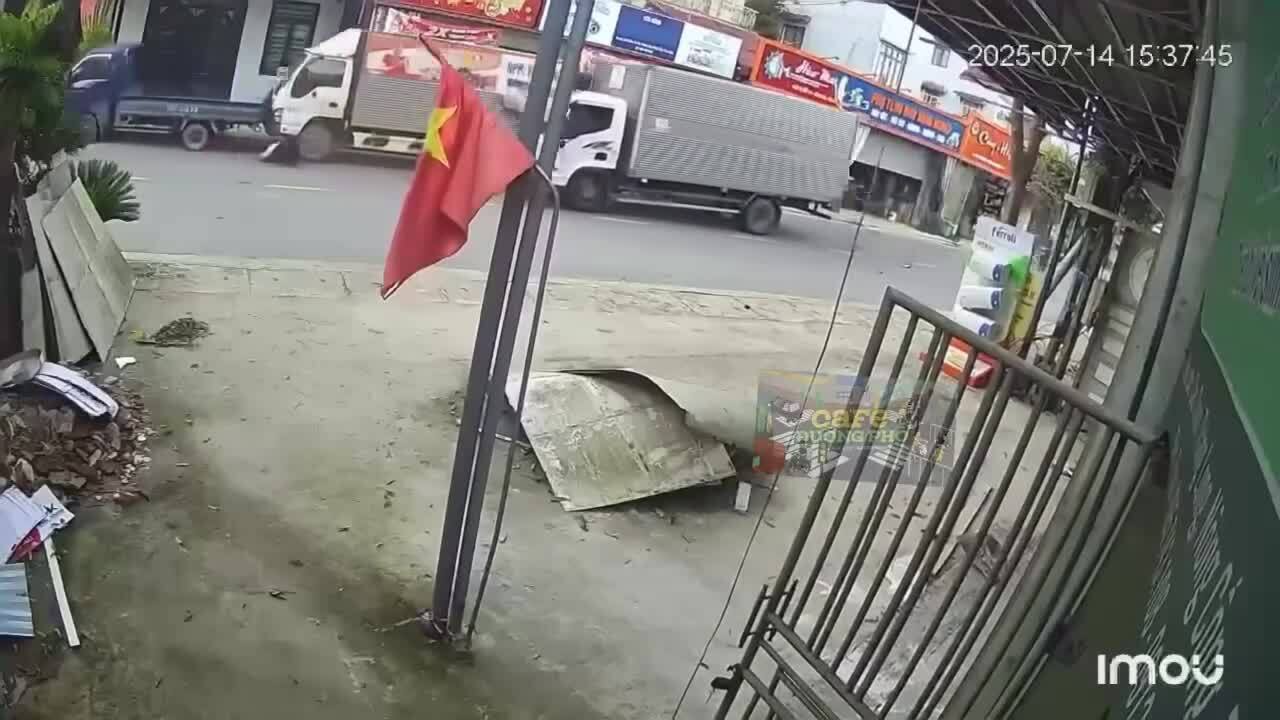 Xe tải đâm liên hoàn