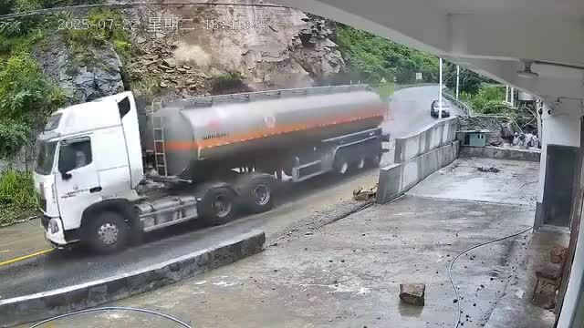 Xe tải suýt bị đá lở từ trên núi đè trúng